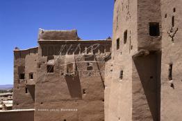 Image du Maroc Professionnelle de  La Kasbah de Taourirt fut édifiée au 17ème siècle par la tribu des Glaoui, située sur une colline au centre urbain de la ville d'Ouarzazate, cette remarquable ancienne bâtisse en pisé parfaitement conservée est l'une des plus belles constructions architecturales de la ville. La Kasbah qui ressemble à un grand château de sable incrusté dans le désert, fait partie du circuit touristique, elle a été classé Patrimoine Mondiale de l’Unesco. Ce véritable joyau de Ouarzazate permet au visiteur de découvrir l’intérieur d’une ksar où résident souvent la population berbères du sud du Maroc. Photo datant du Samedi 23 Août 1997. (Photo / Abdeljalil Bounhar) 